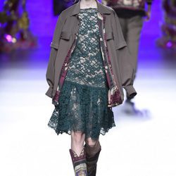 Vestido de crochet con camisa militar y botas camperas de Francis Montesinos en la FW de Madrid para otoño/invierno 2016/2017