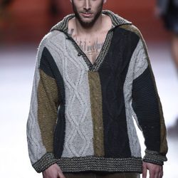 Jersey de ochos y pantalón de terciopelo de Francis Montesinos en la FW de Madrid para otoño/invierno 2016/2017