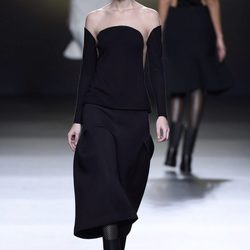 Conjunto negro con hombros al aire de Amaya Arzuaga en la FW de Madrid para otoño/invierno 2016/2017