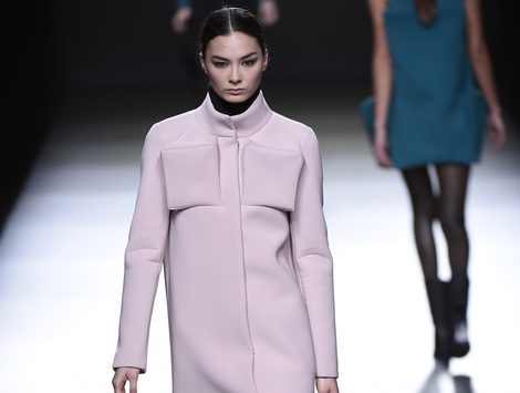 Abrigo rosa cuarzo bolsillos 3D de Amaya Arzuaga en la FW de Madrid para otoño/invierno 2016/2017