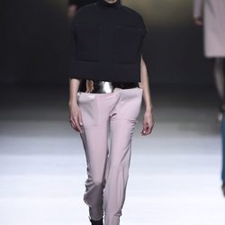 Conjunto de pantalón de Amaya Arzuaga en la FW de Madrid para otoño/invierno 2016/2017