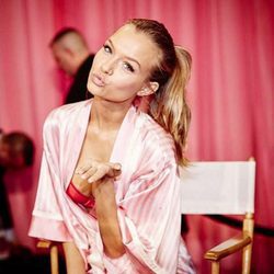 Josephine Skriver en el backstage de Victoria's Secret