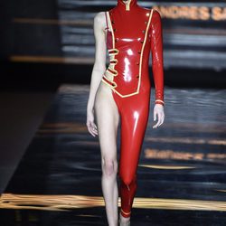 Charol rojo de Andrés Sardá en la FW de Madrid para otoño/invierno 2016/2017