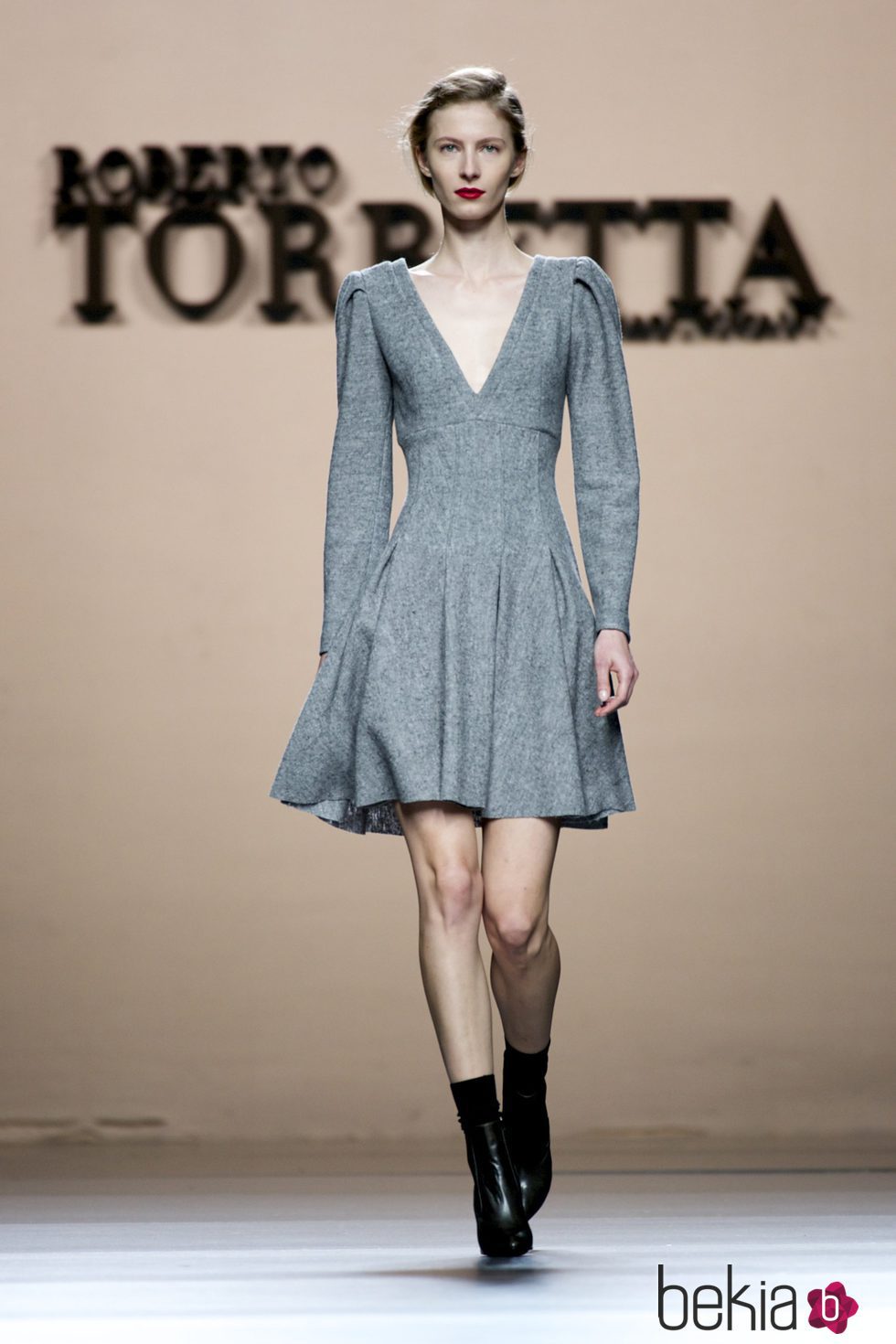 Vestido lady gris de Roberto Torretta en la FW de Madrid para otoño/invierno 2016/2017