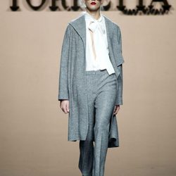 Conjunto gris de Roberto Torretta en la FW de Madrid para otoño/invierno 2016/2017