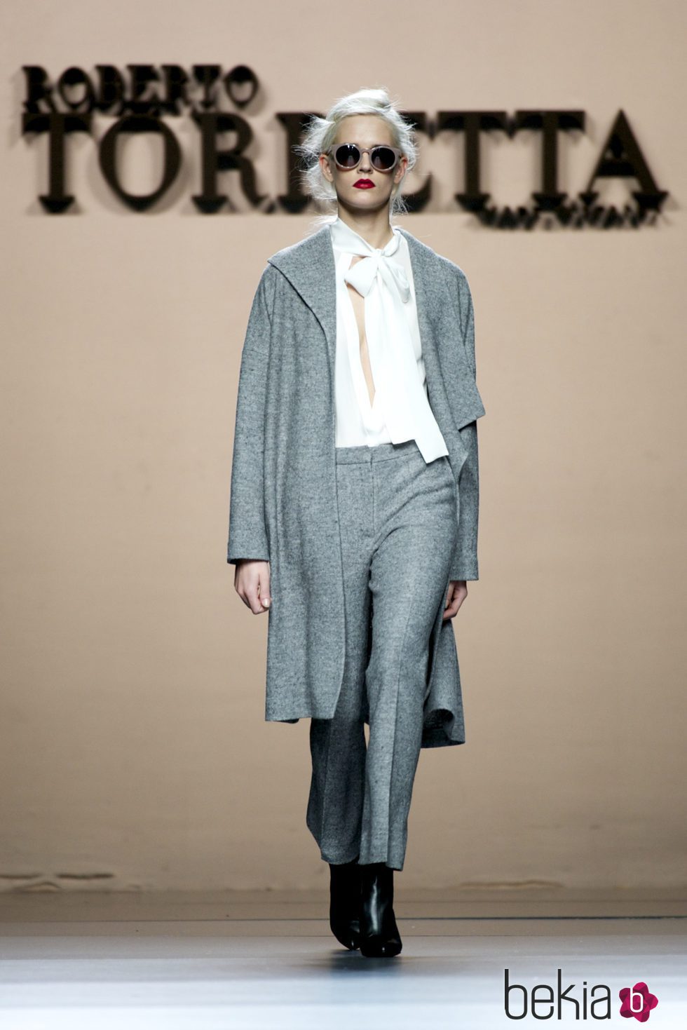 Conjunto gris de Roberto Torretta en la FW de Madrid para otoño/invierno 2016/2017