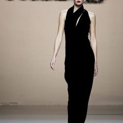 Look total black de Roberto Torretta en la FW de Madrid para otoño/invierno 2016/2017