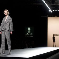 Traje gris claro de Roberto Torretta en la FW de Madrid para otoño/invierno 2016/2017