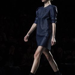 Vestido de cuero de Roberto Torretta en la FW de Madrid para otoño/invierno 2016/2017