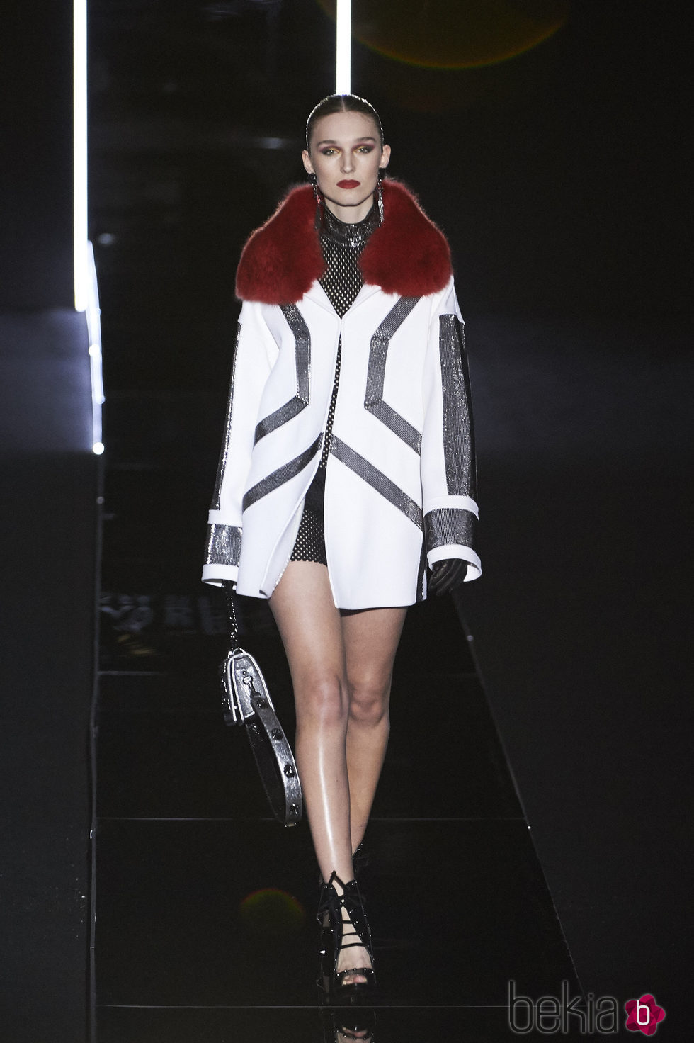 Abrigo blanco y pelo rojo de Felipe Varela en la FW de Madrid para otoño/invierno 2016/2017