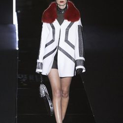 Abrigo blanco y pelo rojo de Felipe Varela en la FW de Madrid para otoño/invierno 2016/2017