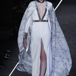 Vestido blanco con capa de Felipe Varela en la FW de Madrid para otoño/invierno 2016/2017