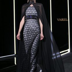 Vestido negro con capa de Felipe Varela en la FW de Madrid para otoño/invierno 2016/2017