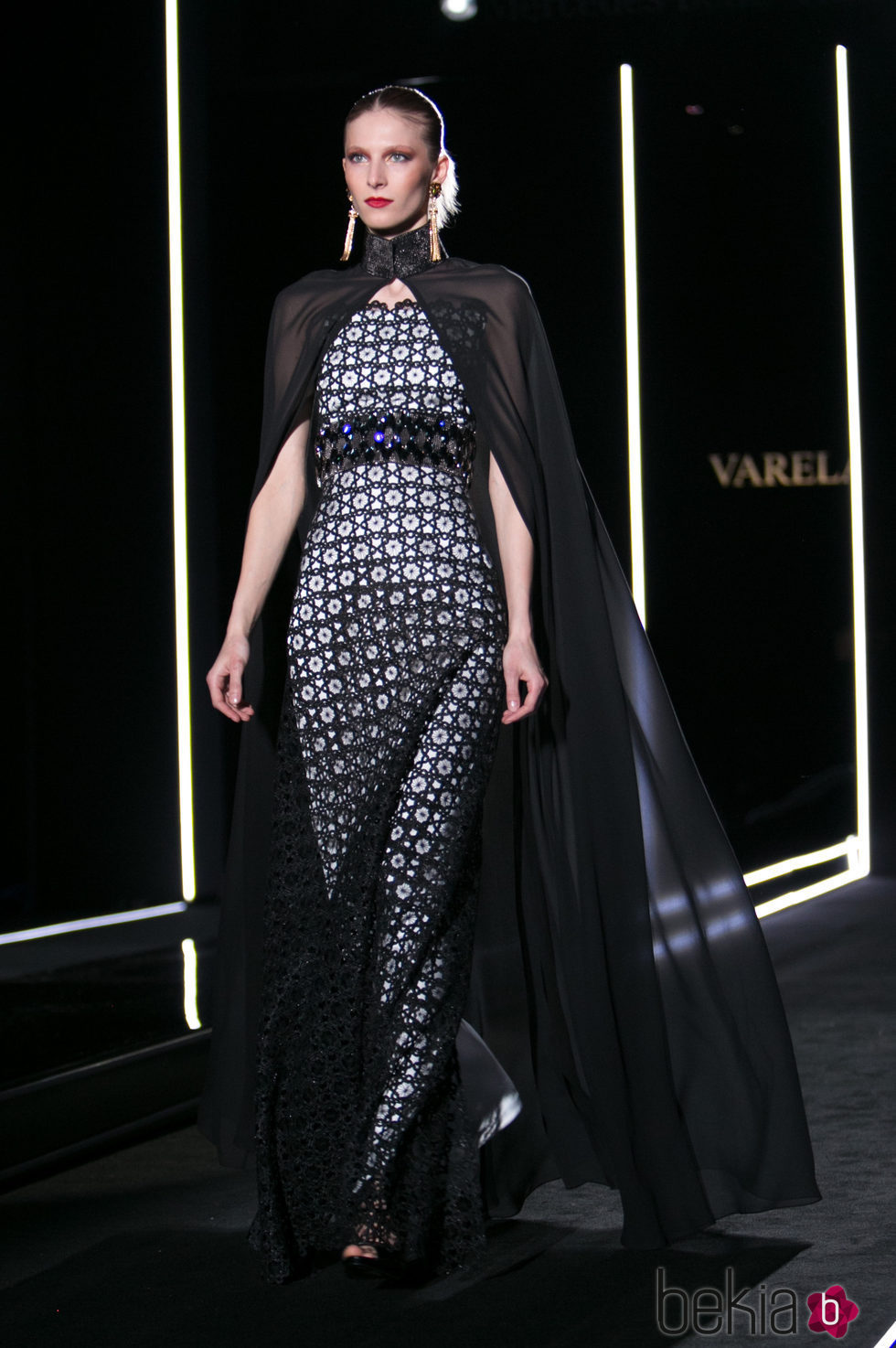 Vestido negro con capa de Felipe Varela en la FW de Madrid para otoño/invierno 2016/2017