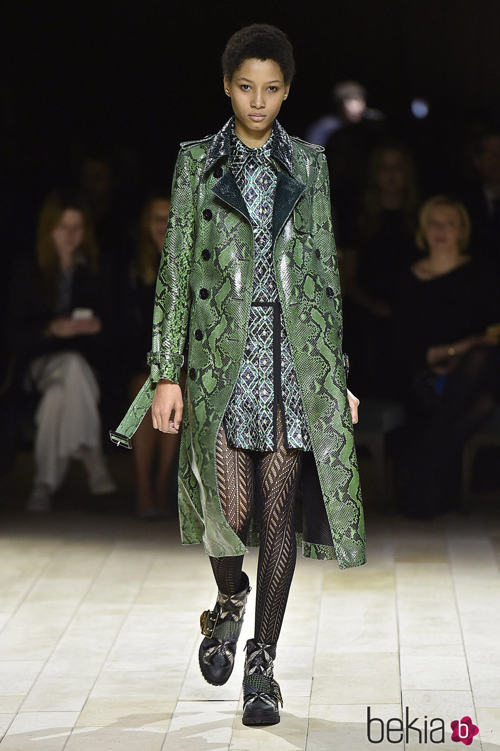 Abrigo verde de Burberry en la FW de Londres para otoño/invierno 2016/2017