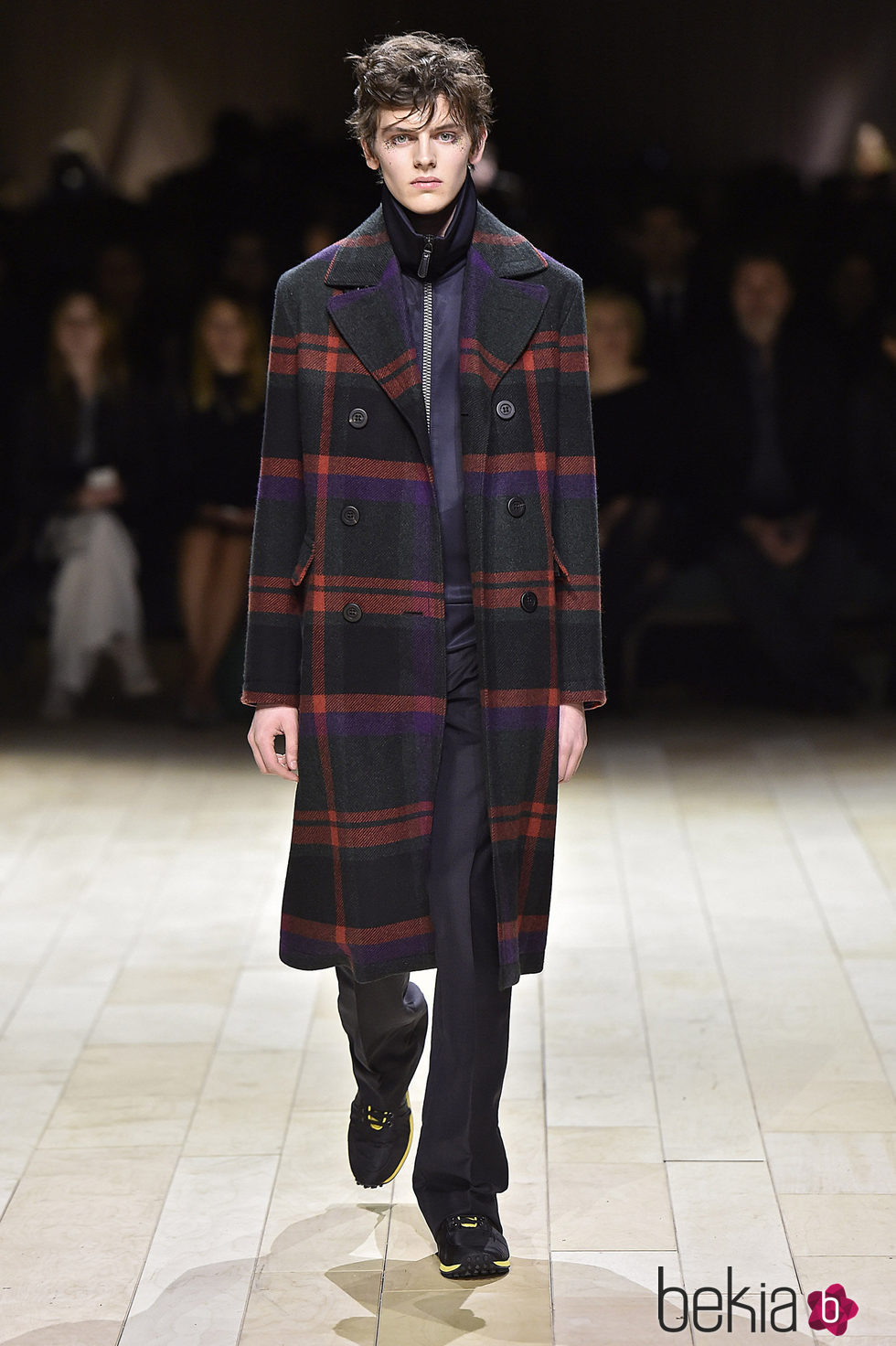 Abrigo de cuadros de Burberry en la FW de Londres para otoño/invierno 2016/2017