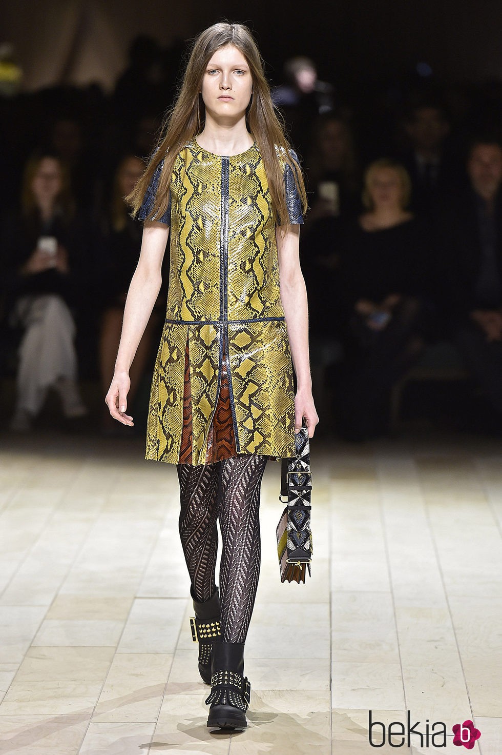 Vestido con estampado pitón de Burberry en la FW de Londres para otoño/invierno 2016/2017