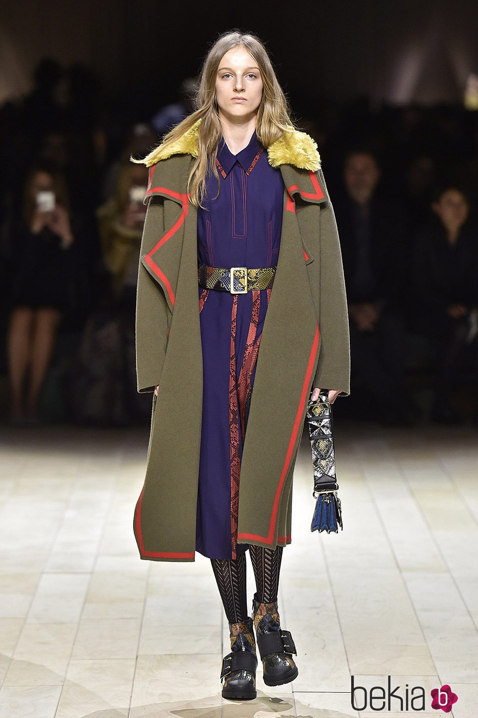 Abrigo caqui y vestido morado de Burberry en la FW de Londres para otoño/invierno 2016/2017