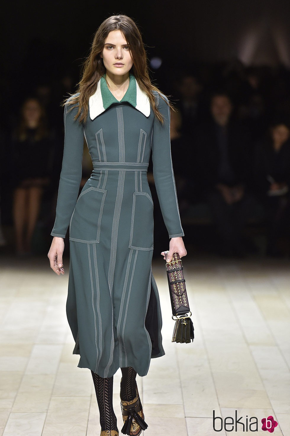 Vestido verde agua de Burberry en la FW de Londres para otoño/invierno 2016/2017