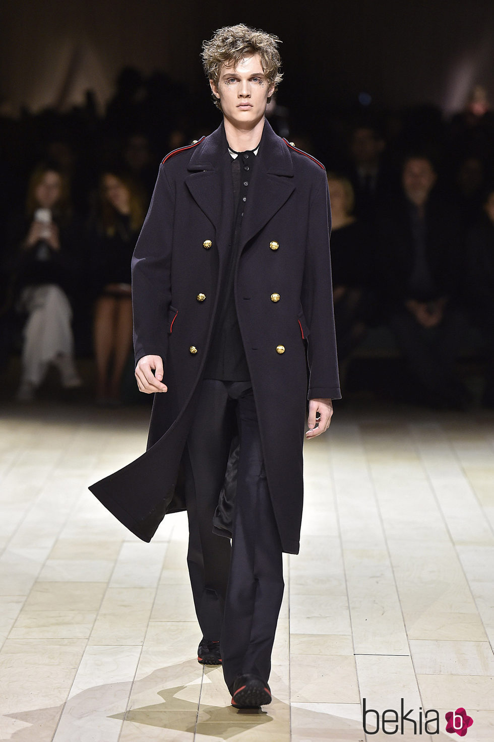 Abrigo napoleónico de Burberry en la FW de Londres para otoño/invierno 2016/2017