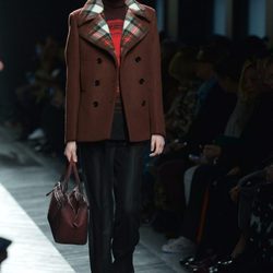 Abrigo marrón de Bottega Veneta en la FW Milán para otoño/invierno 2016/2017