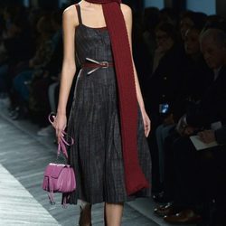 Vestido gris y bufanda granate de Bottega Veneta en la FW Milán para otoño/invierno 2016/2017