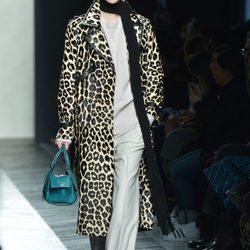 Abrigo print animal de Bottega Veneta en la FW Milán para otoño/invierno 2016/2017