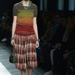 Jersey de lana y falda de cuadros de Bottega Veneta en la FW Milán para otoño/invierno 2016/2017