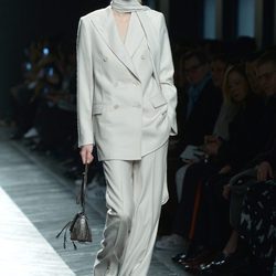 Traje blanco de Bottega Veneta en la FW Milán para otoño/invierno 2016/2017