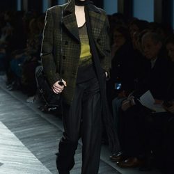 Traje negro con blusa verde de Bottega Veneta en la FW Milán para otoño/invierno 2016/2017