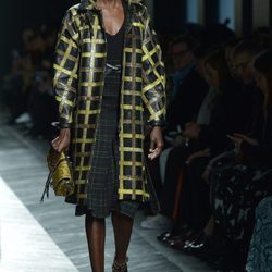 Abrigo negro y amarillo de Bottega Veneta en la FW Milán para otoño/invierno 2016/2017