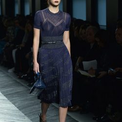 Kendall Jenner con vestido midi azul marino de Bottega Veneta en la FW Milán para otoño/invierno 2016/2017