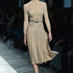 Vestido midi nude de Bottega Veneta en la FW Milán para otoño/invierno 2016/2017