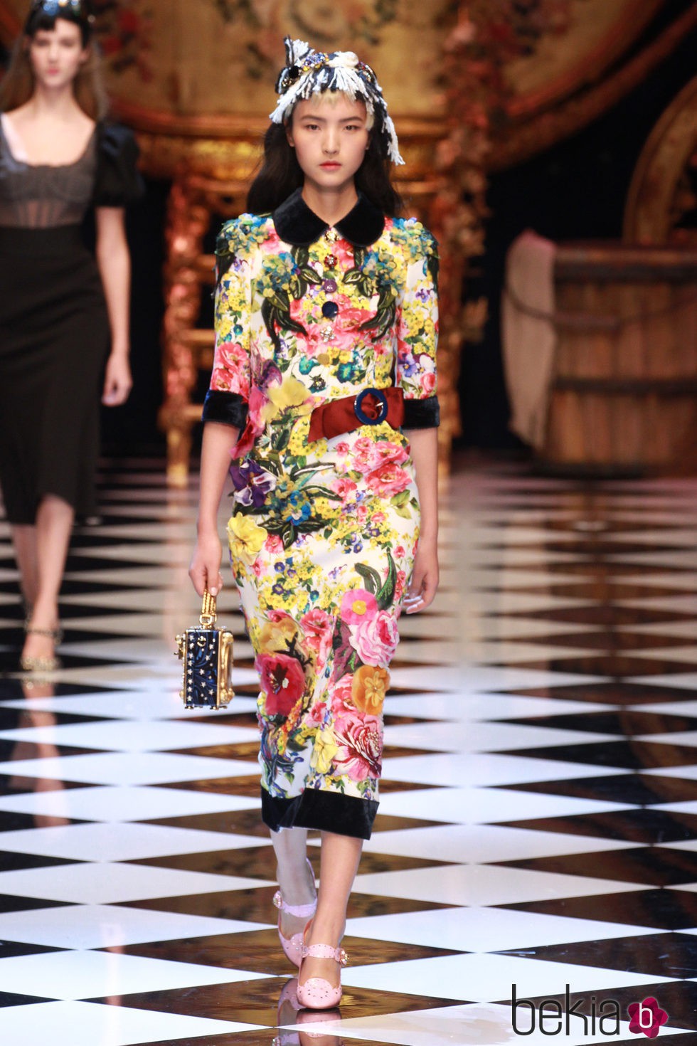 Vestido estampado colorido de Dolce&Gabbana en la FW de Milán para otoño/invierno 2016/2017