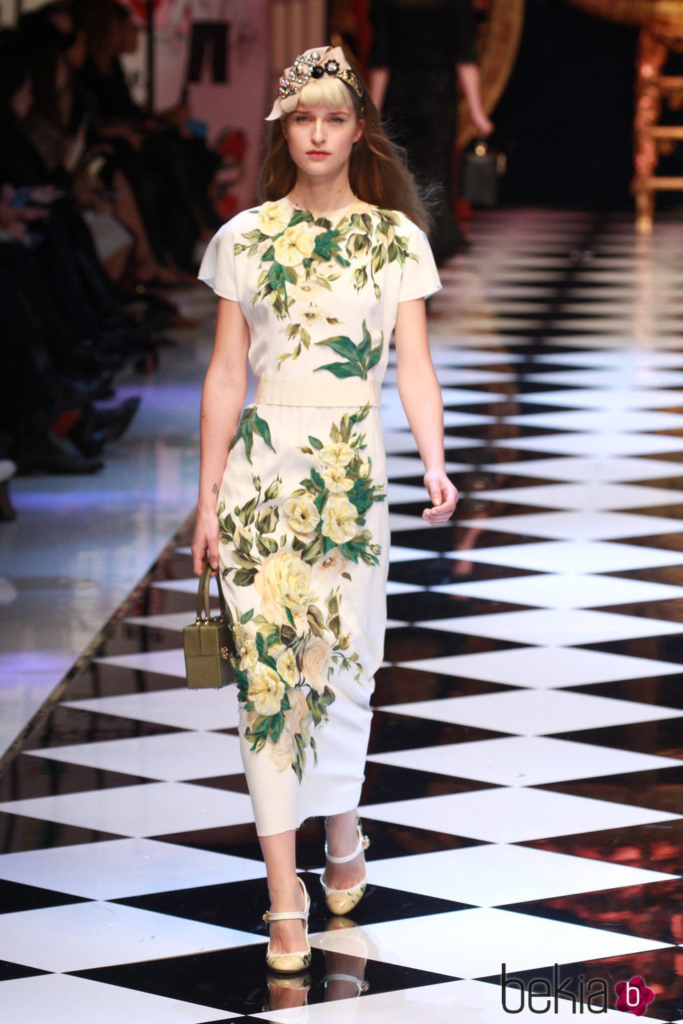 Vestido blanco con flores amarillas y verdes de Dolce&Gabbana en la FW de Milán para otoño/invierno 2016/2017