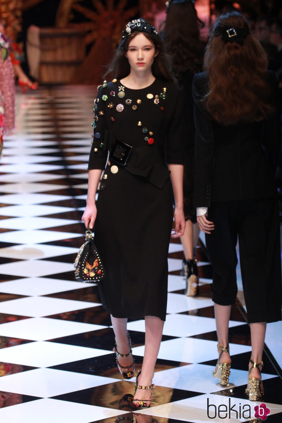 Vestido con botones y tocado de Dolce&Gabbana en la FW de Milán para otoño/invierno 2016/2017