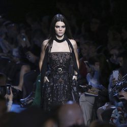 Vestido negro con fondo color nude de Elie Saab en el desfile Paris Fashion Week otoño/invierno 2016/2017