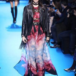 Vestido largo con estampado Tie Dye de Elie Saab en el desfile Paris Fashion Week otoño/invierno 2016/2017