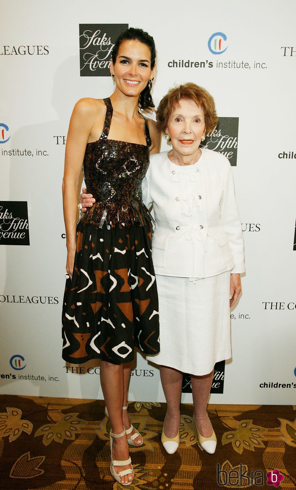 Angie Harmon y Nancy Reagan durante un desfile de Oscar De La Renta