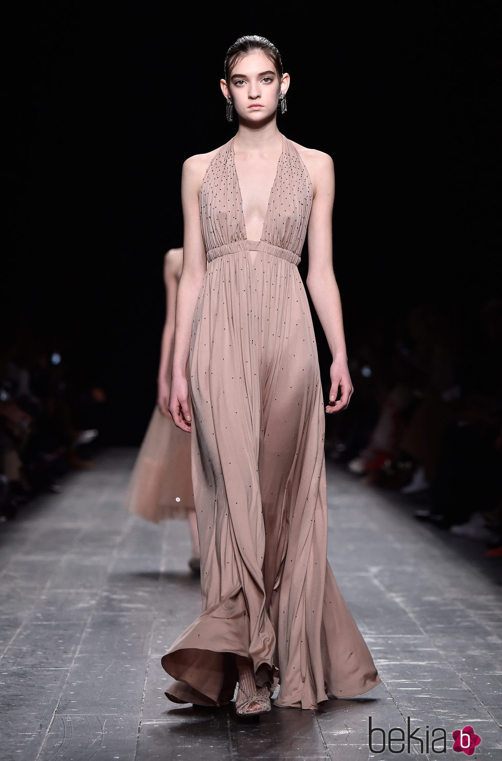 Vestido color nude con escote en V de la coleccion otoño/invierno de Valentino para Paris Fashion Week 2016