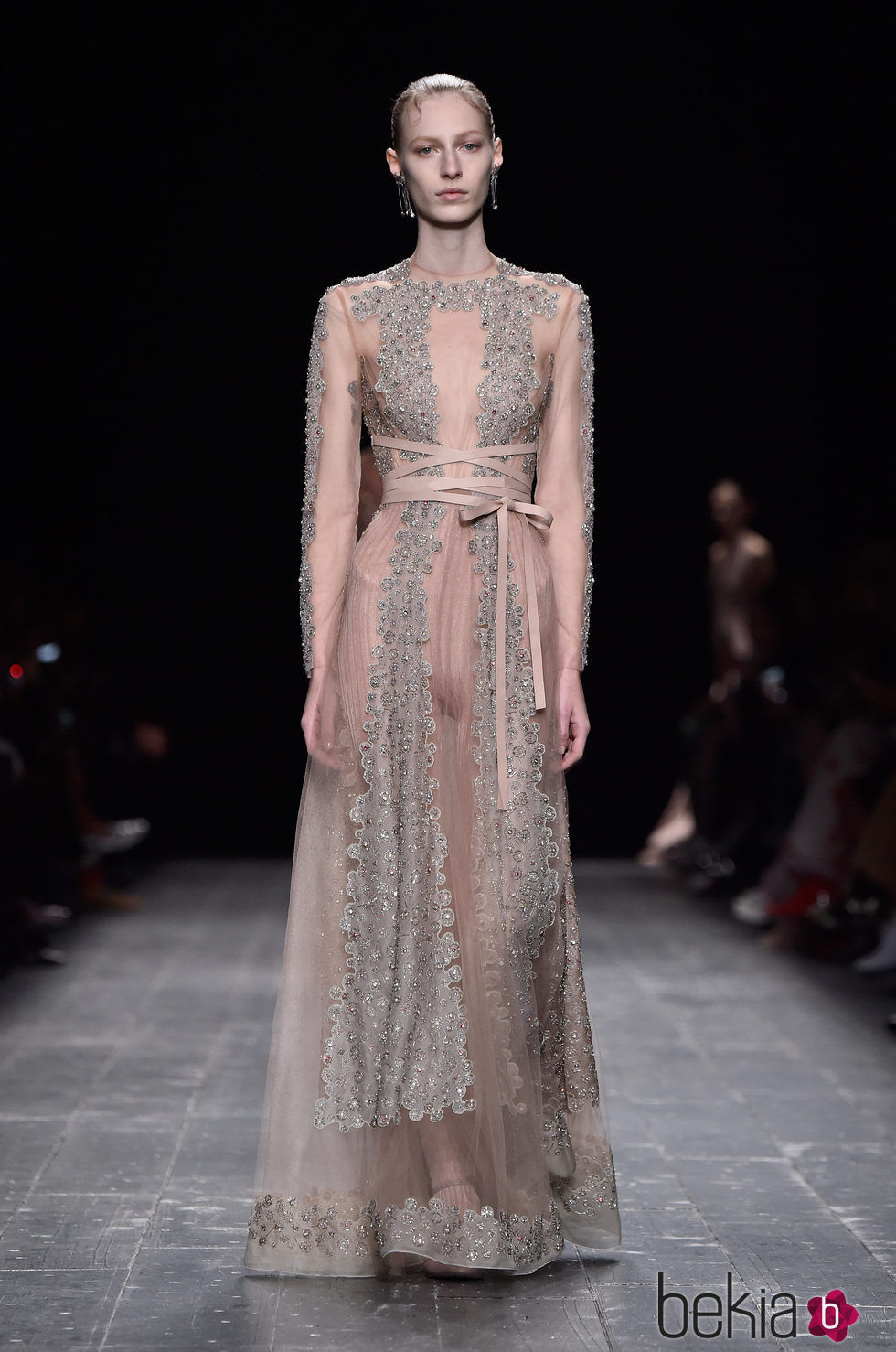 Vestido color nude transparente con pedreria de la coleccion otoño/invierno de Valentino para la Paris Fashion Week 2016-17