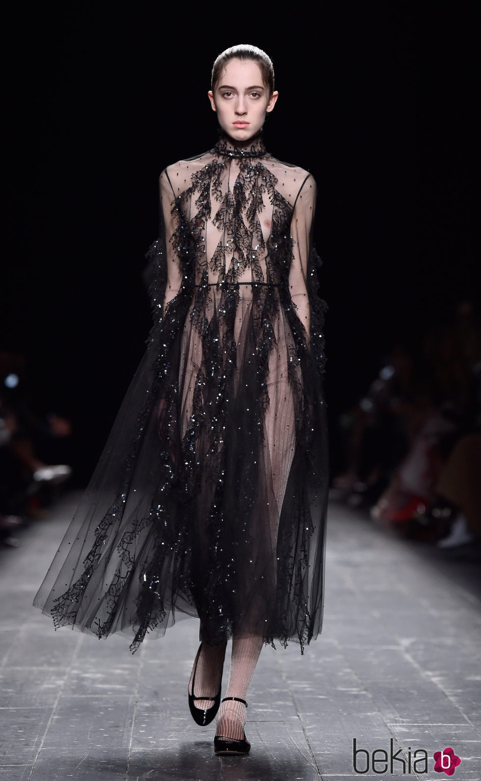 Vestido negro transparente con pedreria de la coleccion otoño/invierno de Valentino para la Paris Fashion Week 2016/17