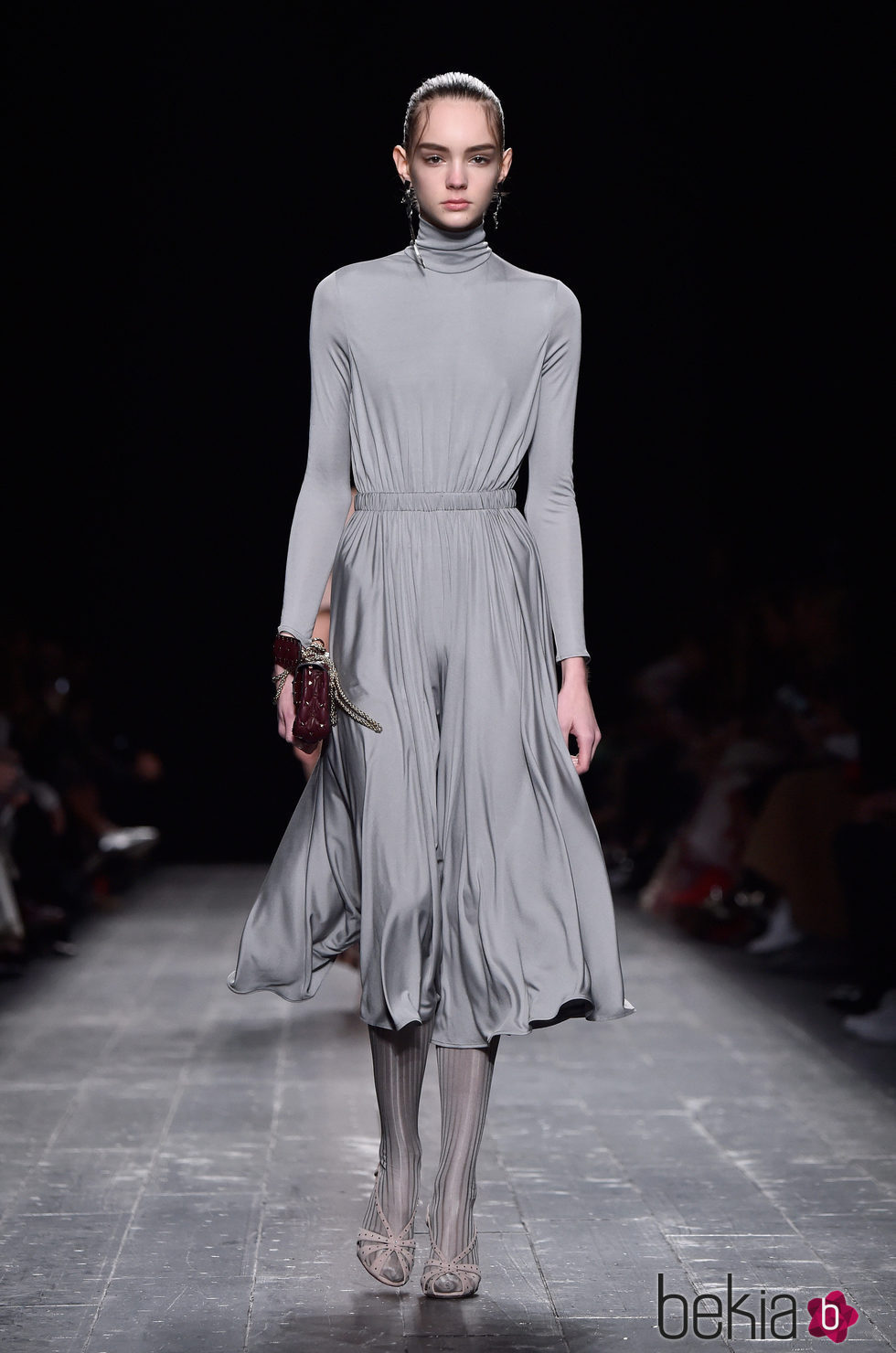 Vestido gris con cuello alto ceñido a la cintura de la coleccion otoño/invierno 2016-2017 de Valentino para la Paris Fashion Week 