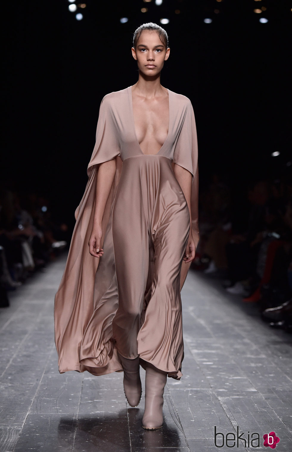 Vestido color nude con pronunciado escote hasta la cintura de la coleccion otoño/iniverno 2016-2017 de Valentino para la Paris Fashion Week 