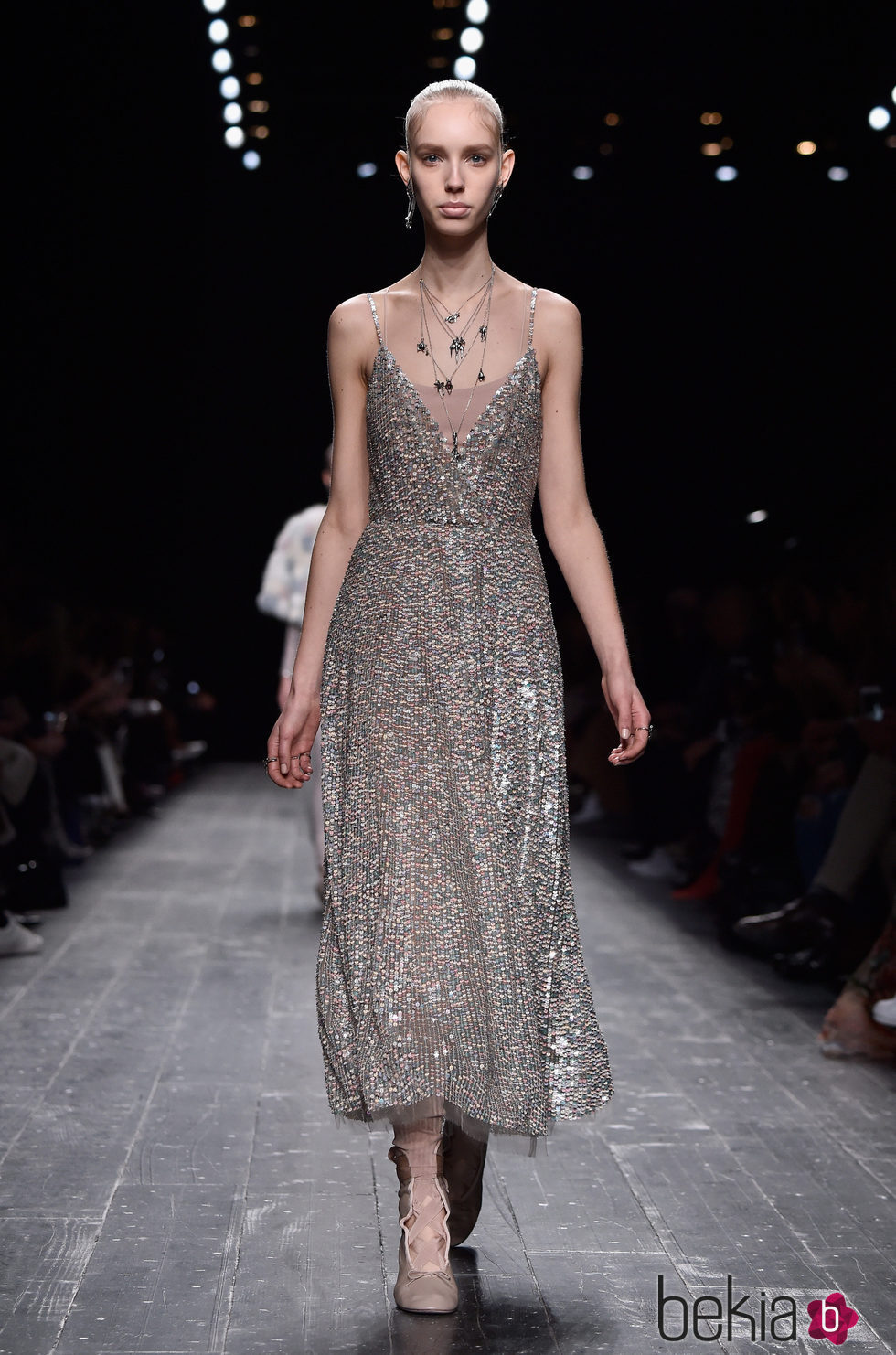 Vestido de lentejuelas de la coleccion otoño/invierno 2016/17 de Valentino en la Paris Fashion Week