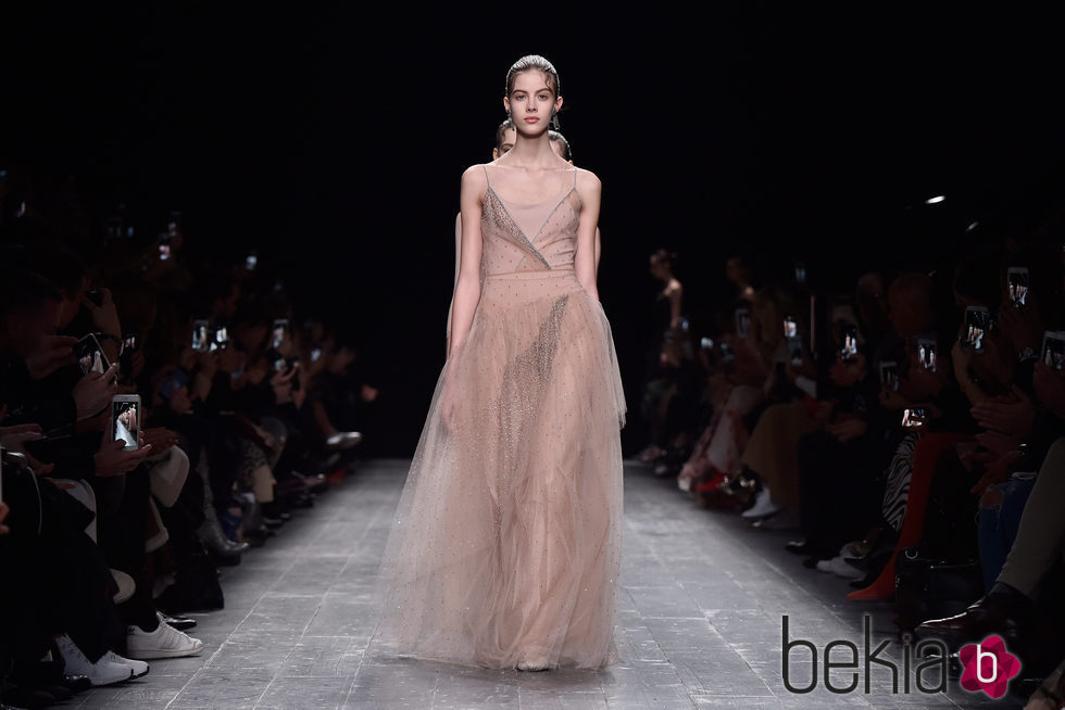 Vestido noche color nude con pedreria coleccion otoño/invierno Valentino Paris Fashion Week 2016/17