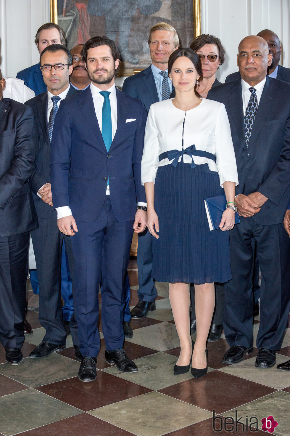 Los Príncipes Carlos Felipe y Sofia reciben a un grupo de embajadores de la ONU