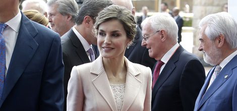 La Reina Letizia en Puerto Rico con traje de falda rosa cuarzo