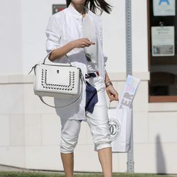 Alessandra Ambrosio de blanco radiante en Santa Monica