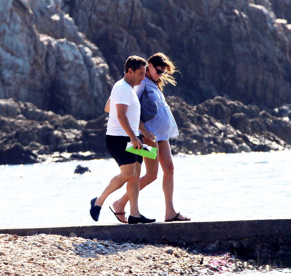 Carla Bruni, en la playa con su marido